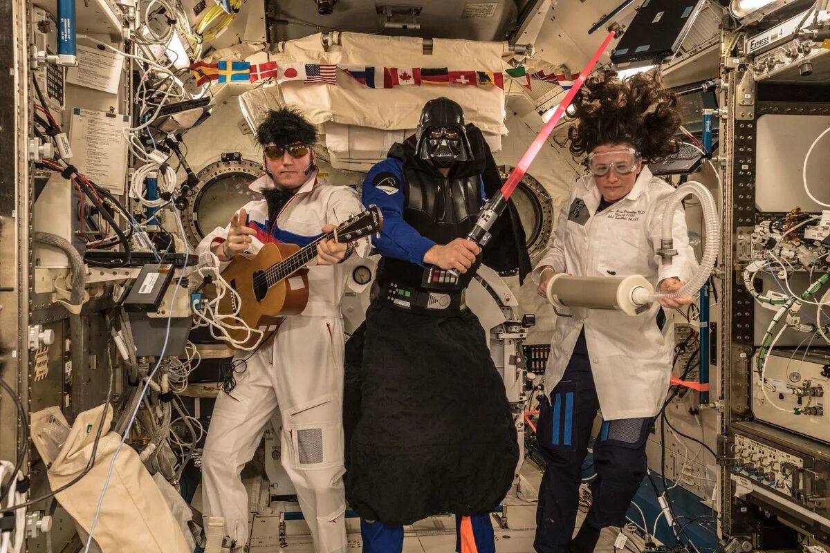 Что делают космонавты на мкс. Космонавты на мкс. космонавты на станции. космонавты на борту. космонавт на орбите.