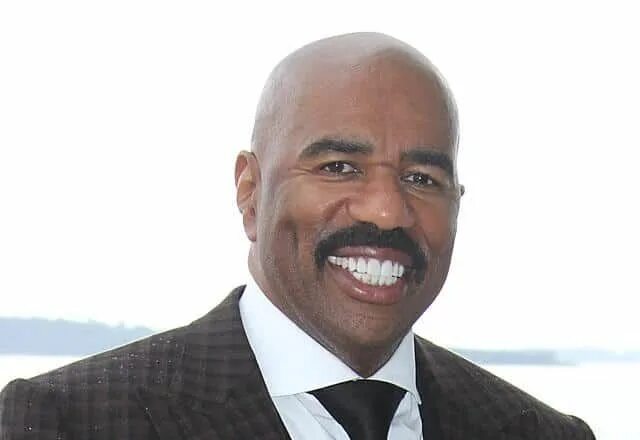 Чернокожий ведущий. Стив Харви. Steve Harvey 2021. Steve Harvey Nextbot. Steve Harvey Stands sideways.