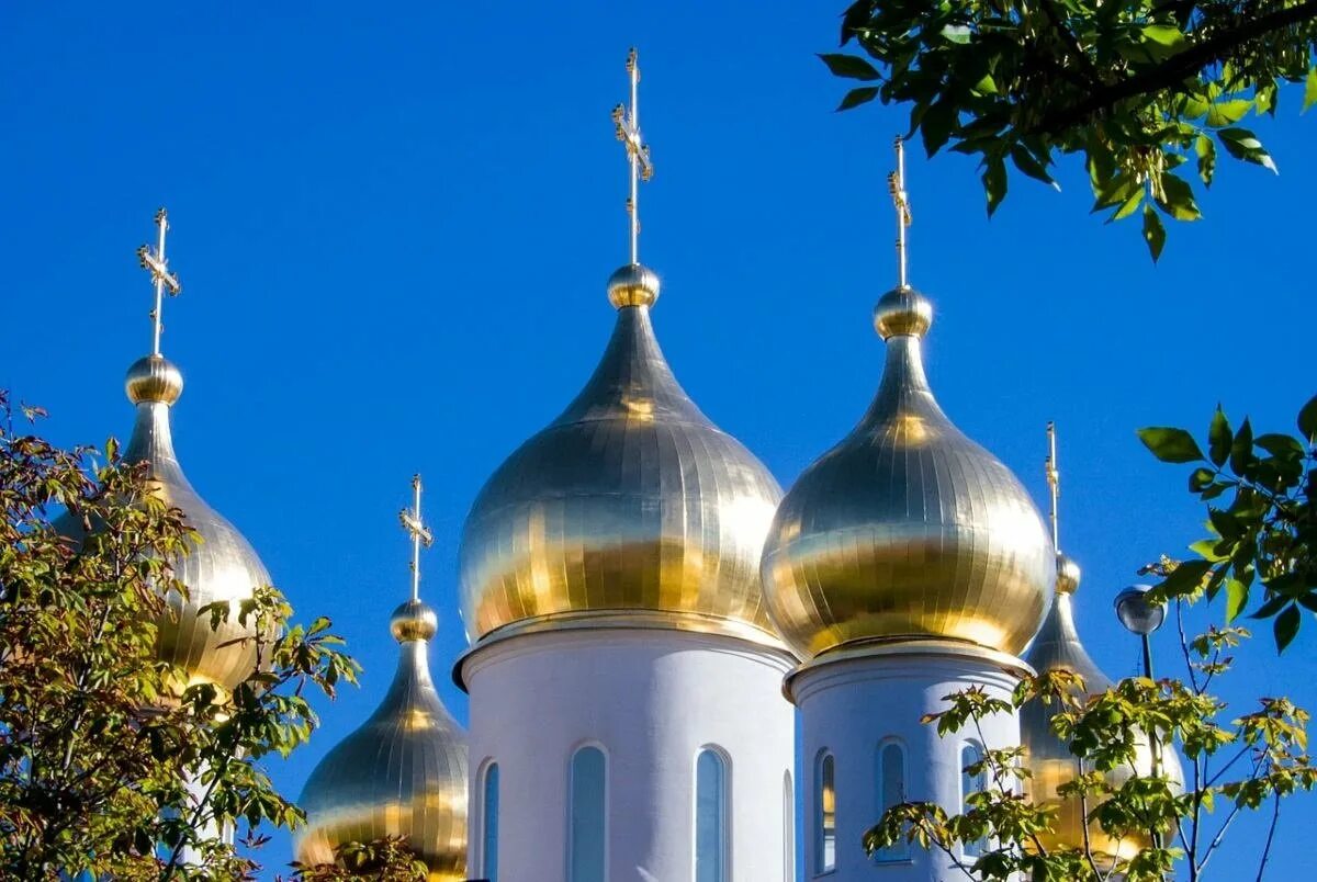 Православная церковь спас. Православная церковь с золотыми куполами. церковные купола маковки. соборы храмы и церкви святая троица в мире. с преображением господним и яблочным спасом.