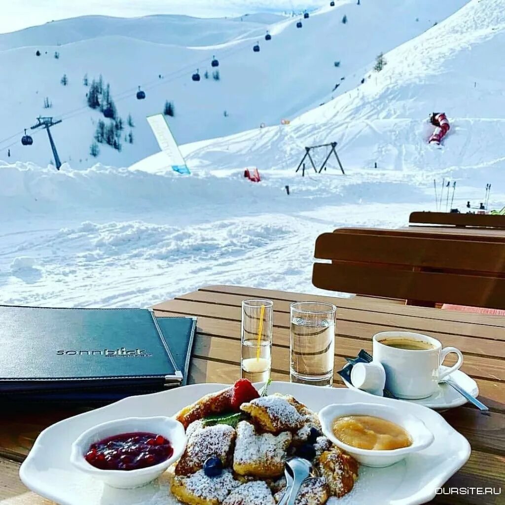 Доброе утро завтрак зимой. Горнолыжный курорт. зимний курорт. альпы курорт. завтрак в горах зимой.