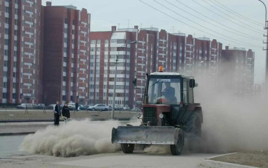 Дорогая пыль. Трактор для уборки улиц. Трактор в городе. Пыль в городе. Дорожная пыль.