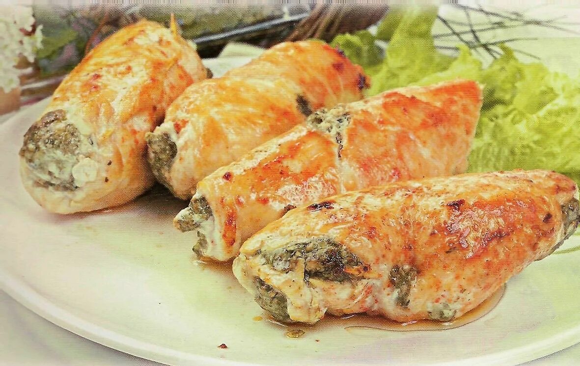 Куриный рулет в духовке. Филе курицы рулетики в духовке с начинкой. Куриные улитки с сыром. Куриный. Куриный рулет с ветчиной и сыром.