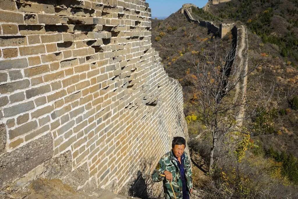 Где есть стена. Новодел Великая китайская стена новодел. Постройка Великой китайской стены. Строители Великой китайской стены. Миньцинь Великая китайская стена.