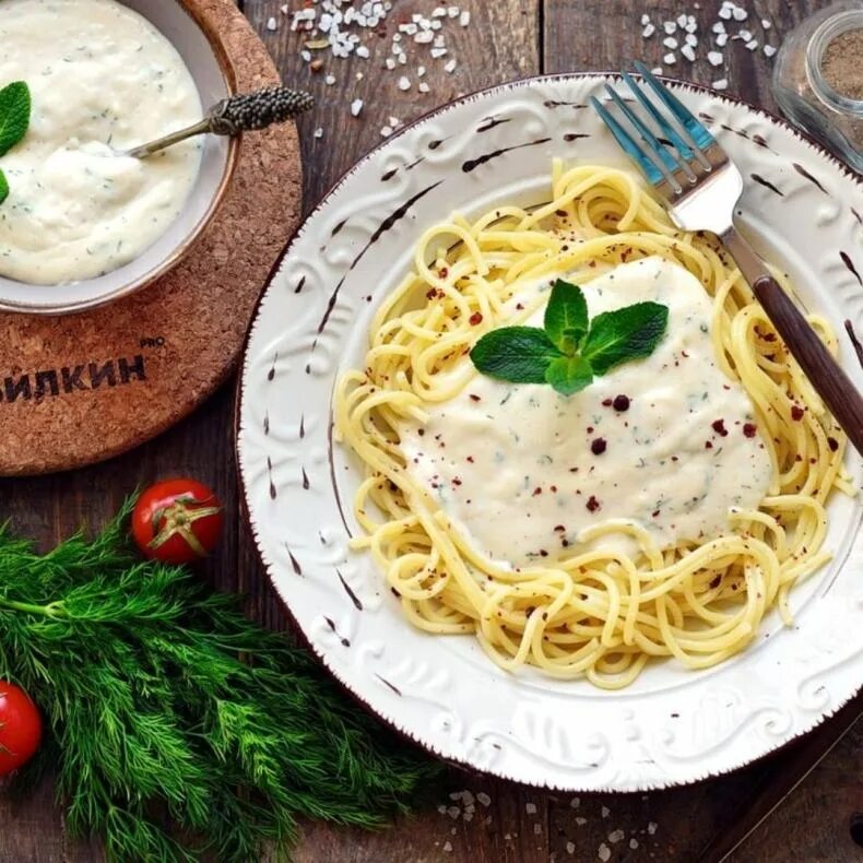 Фетучини карбонара. Фетучини карбонара. Спагетти с сырным соусом. Паста тальятелле с креветками. Спагетти с сыром в чесночном соусе.