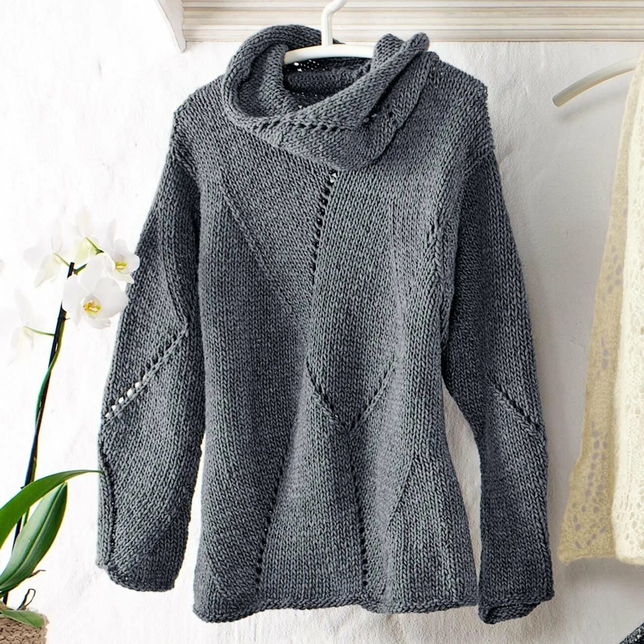 Оригинально вяжем спицами. Вязание спицами кофточку для женщины спицами с описанием и схемами. Вязаные кофты. Оригинально вяжем спицами. Серый свитер спицами.