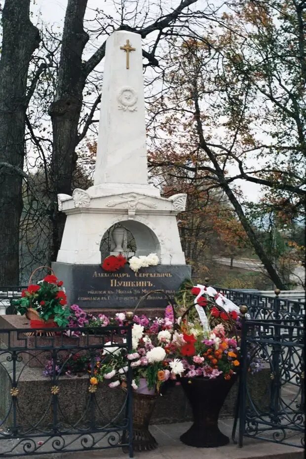 Погреб пушкин. Александр сергеевич пушкин могила. могила александра пушкина. могила александра сергеевича пушкина. александр пушкин могила.