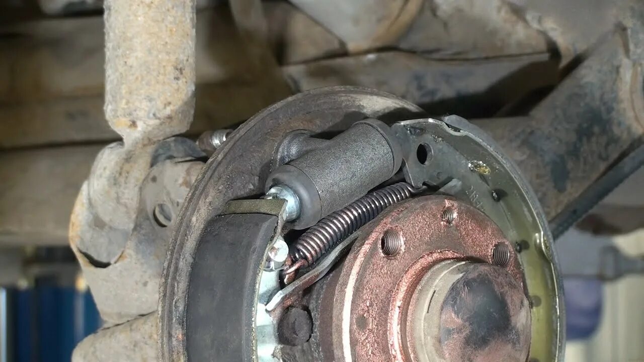 Задний тормозной главное цилиндр ваз 2114. Задний тормозной цилиндр ваз 2110. Замена заднего цилиндра. Филдер задний барабанный тормоз. Задний тормозной цилиндр ваз 2112.