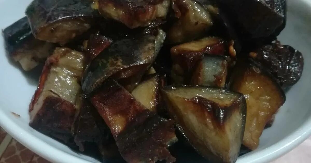 Баклажаны с чесноком как грибы. Жареные баклажаны кубиками. баклажаны в крахмале. баклажаны жареные в крахмале. жареный баклажан кубиками с чесноком.