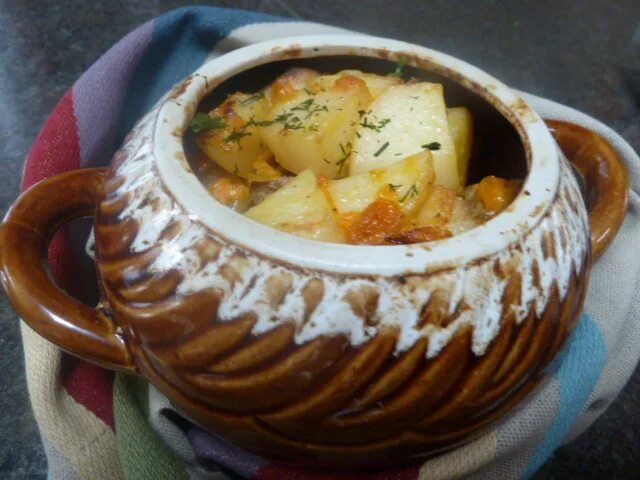 Мясо с картошкой в горшочке со сметаной. Картошка запеченная в горшках. картошка в глиняном горшке в духовке. мясо в горшочках с картошкой фото. мясо с картошкой в горшочках в печи.