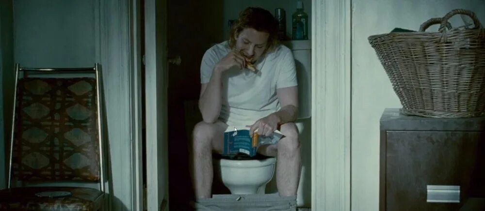 Toilet short. Девушки на унитазах в фильмах. Женщины на унитазе в фильмах.