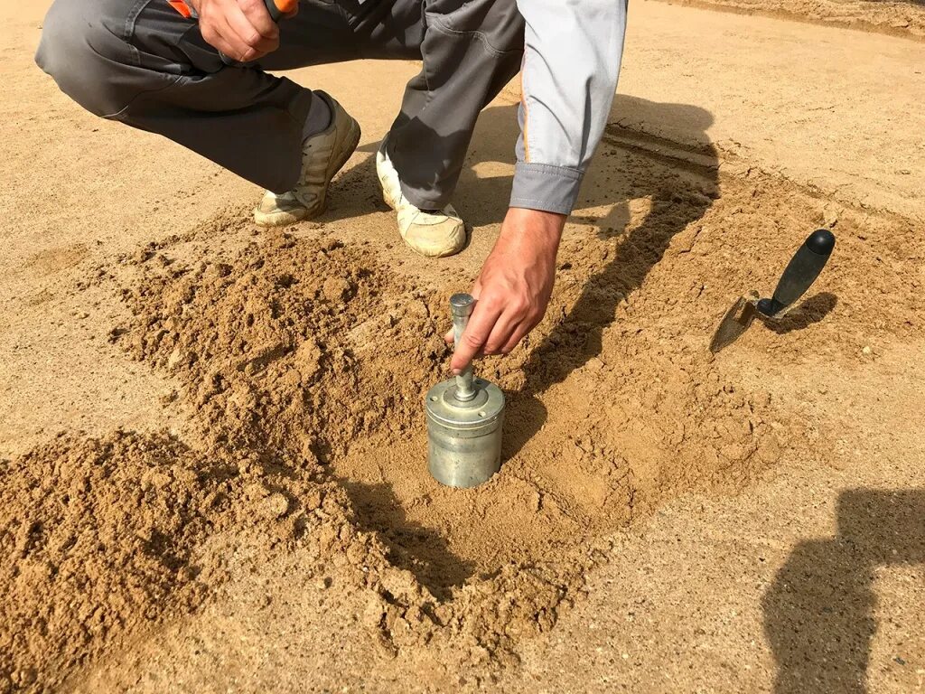 Испытания отбора. Отбор проб грунта методом режущего кольца. Метод режущего кольца для определения плотности грунта. Уплотнение песка. Отбор грунта методом режущего кольца.