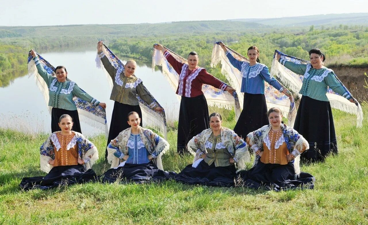 Ансамбль православный дон. Фотосессия ансамбля в поле. Православный Дон ансамбль состав.