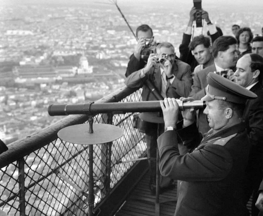 Pf he t jv. Гагарин в Париже 1961. Ю. Гагарин, Ле Бурже 1965.