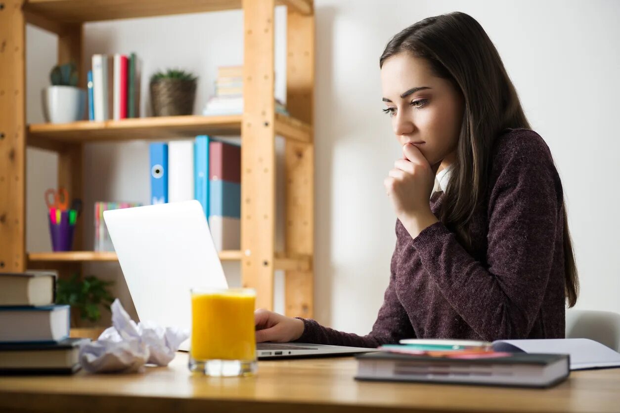 She study for her exams. Девушка изучает список.