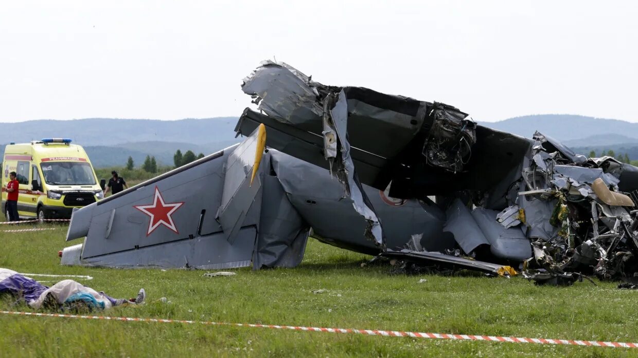 ан-26 военно-транспортный самолёт разбился. шереметьево трагедия 2019 ребенок. в пулково загорелся самолёт. трагедия 2019 5 мая сгорел самолёт. трагедия в аэропорту домодедово.