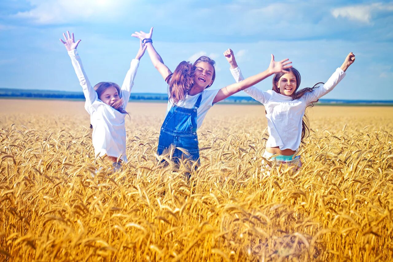 Field children. Радостные дети. Счастливый ребенок. Дети радуются. Дети лето радость.