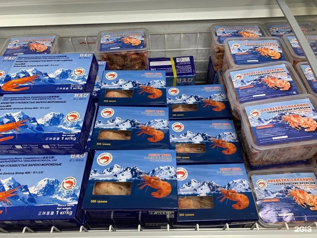 магазин рыбок. сахалинская креветка в упаковке. ассортимент морепродуктов в магазине. рыба в магазине. копченая рыба на рынке.