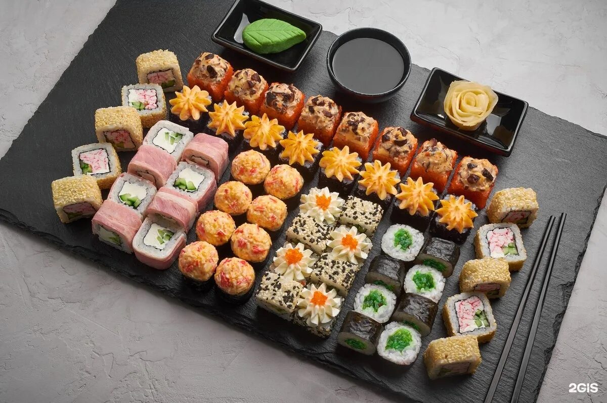 Сет 1. Роллы. Грин ролл с лососем. Роллы филадельфия сакура. Порционные роллы.