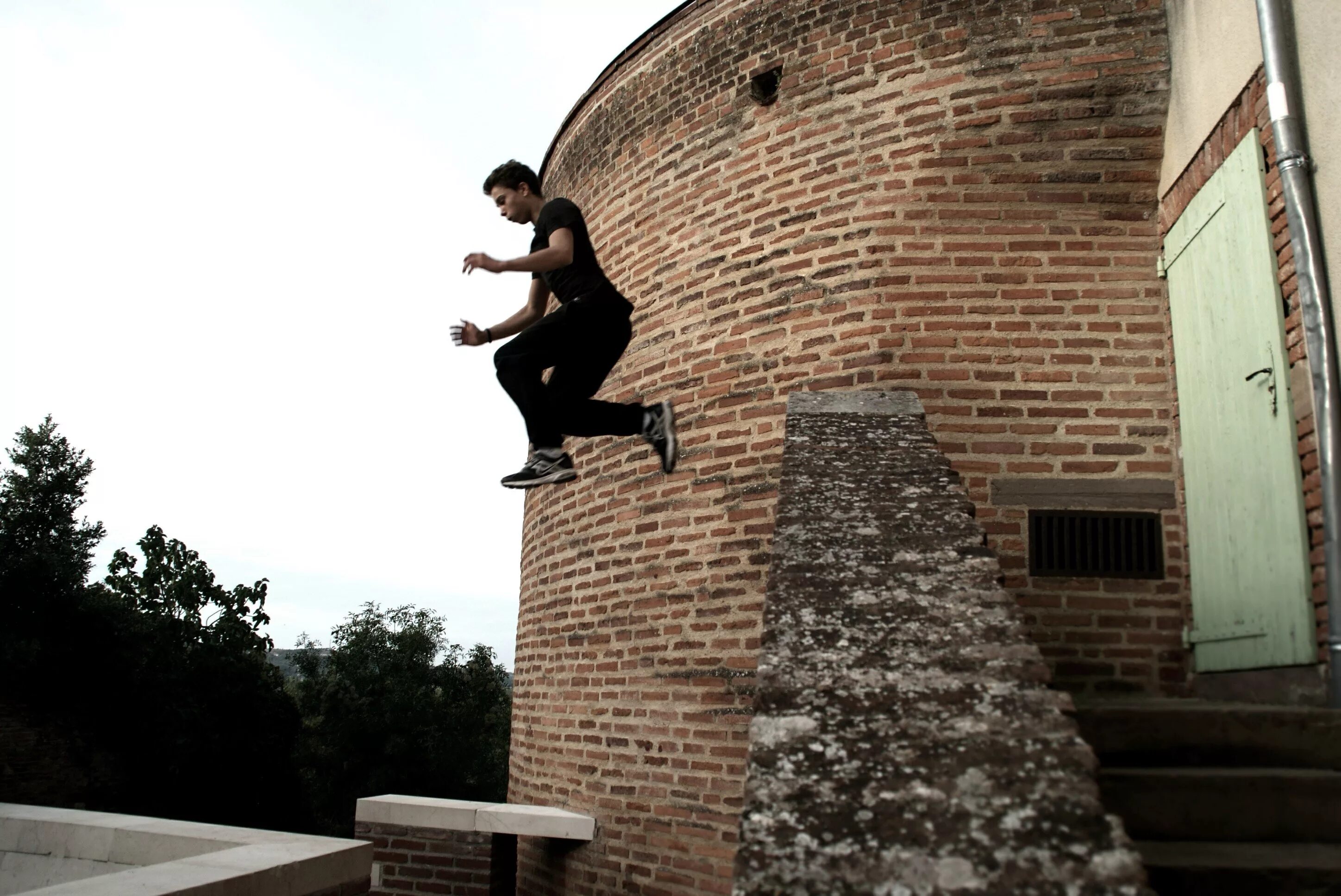 Бегу по стенам. Бегу по стенам. Бегу по стенам. Паркур. Карабкаться на стену.