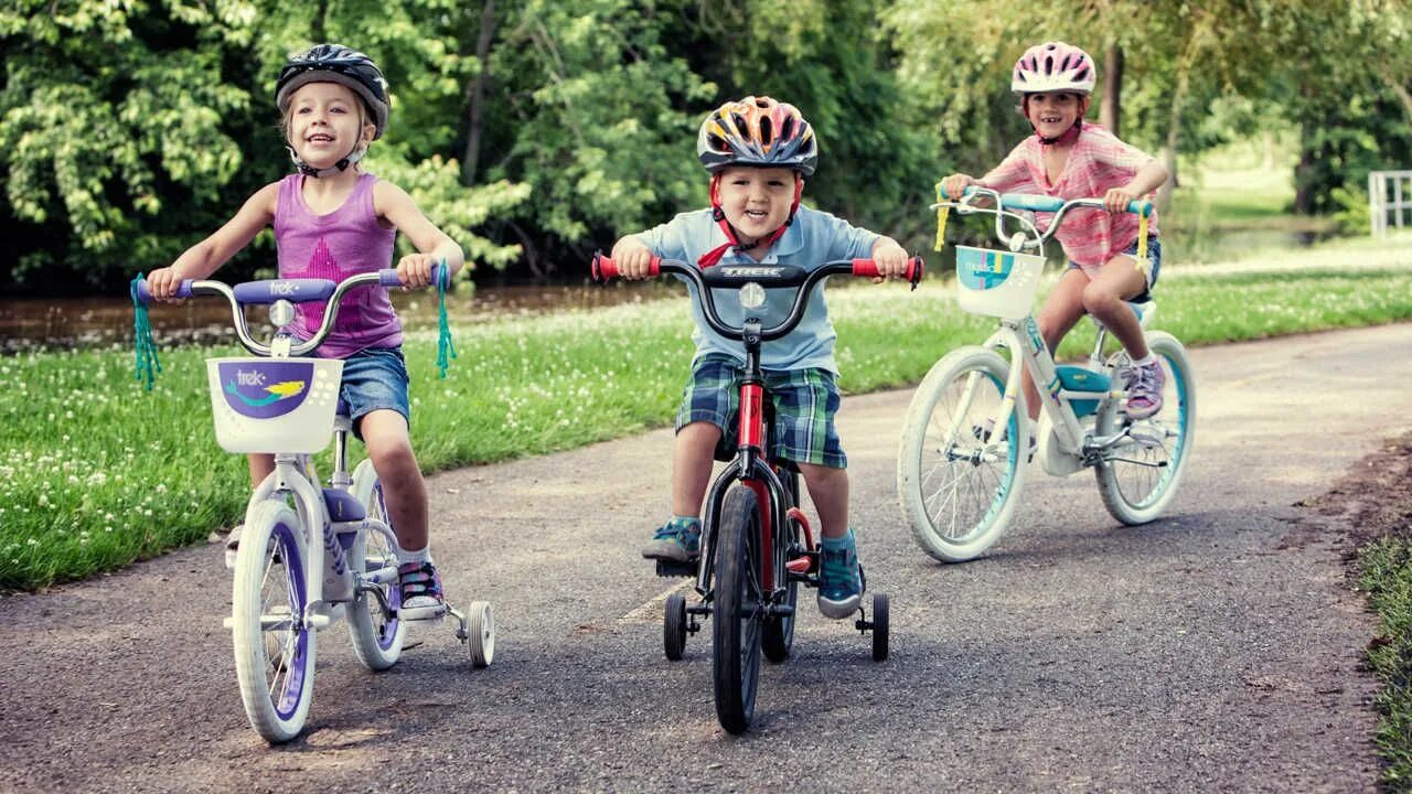 Какой велосипед купить ребенку 10 лет. Дети с велосипедом. Велик для детей. Дети катаются на велосипеде. Детский дошкольный велосипед.