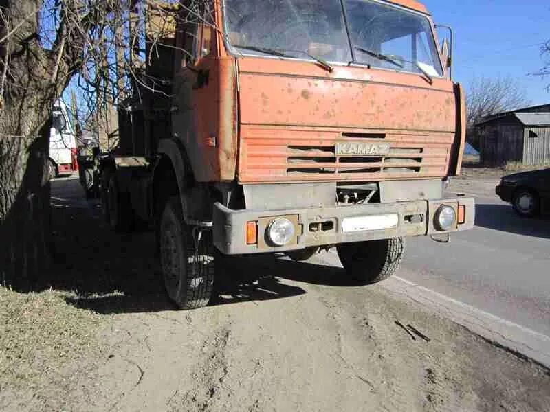 Угнали грузовик. КАМАЗ В деревне. КАМАЗ поселок. КАМАЗ Брянск. КАМАЗ В деревне 164.