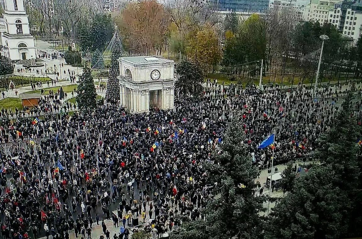 Площадь Великого национального собрания Кишинев. Кишинев Центральная площадь. Главная площадь Кишинева. Митинг 2009 Кишинев.