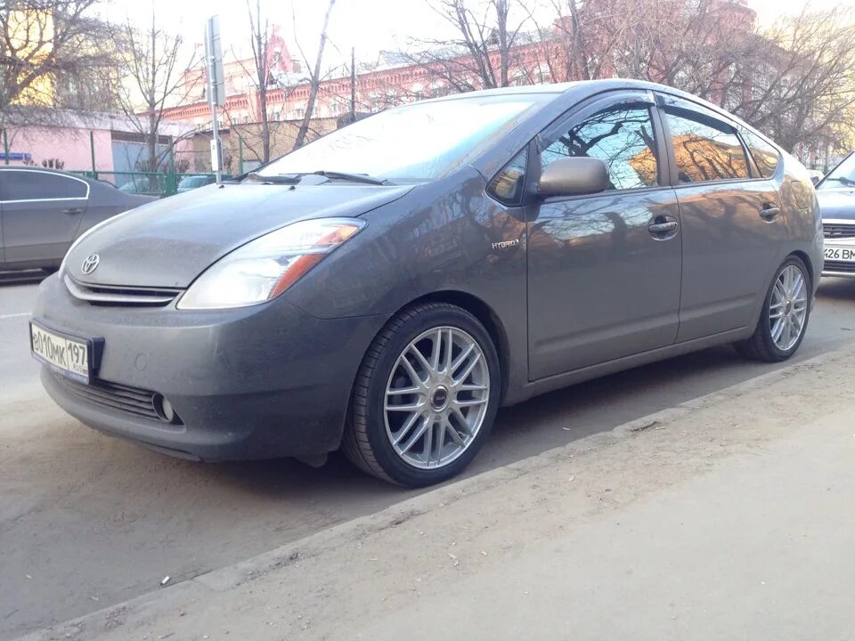 Toyota prius wheels. Колеса на тойота приус. Литьё toyota prius 30. Литьё toyota prius 30. Тойота приус шина.