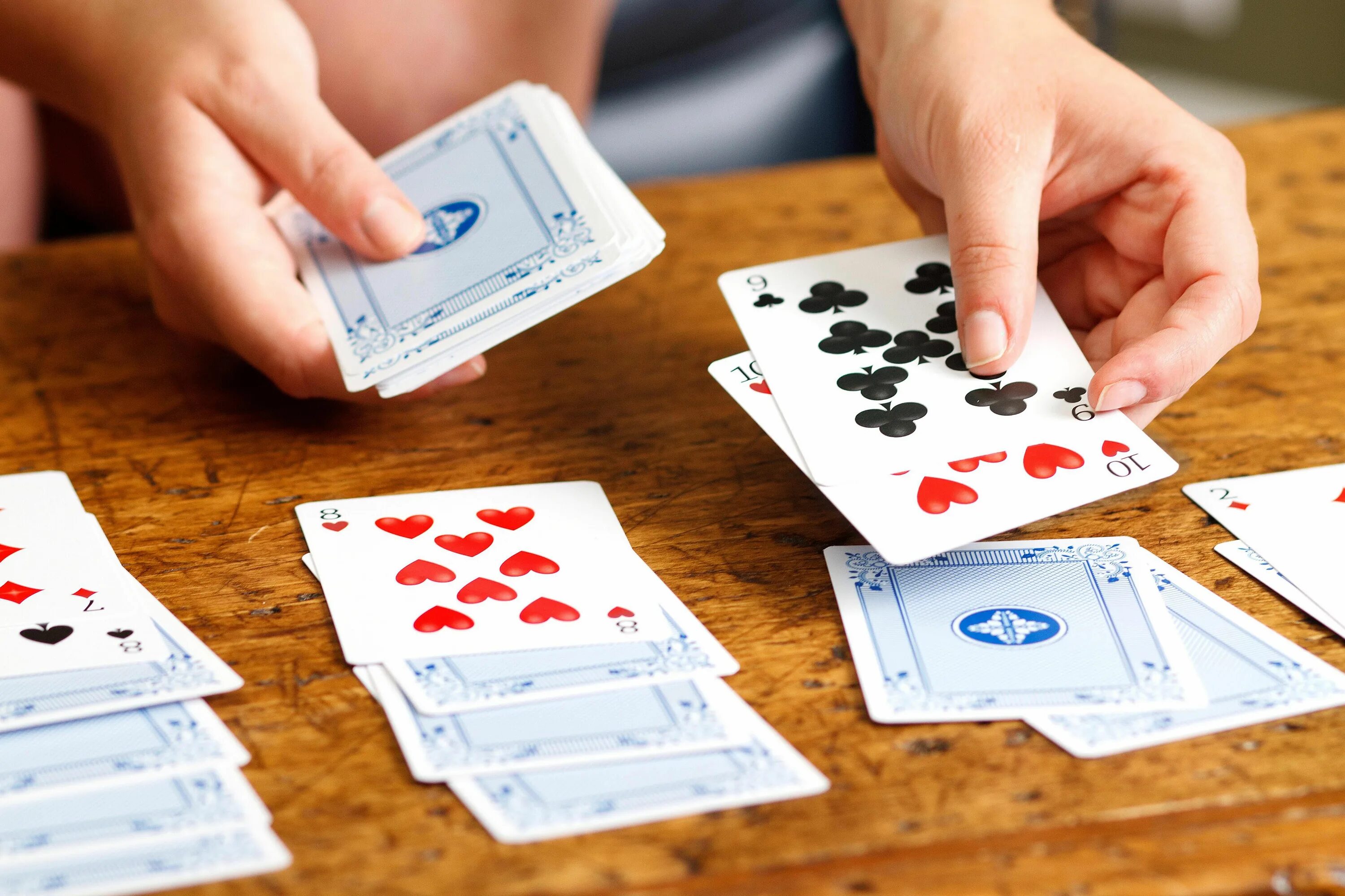 Карты игровые. Карточки в карточных играх. Карточная стратегия. Раскладывание карт игры.