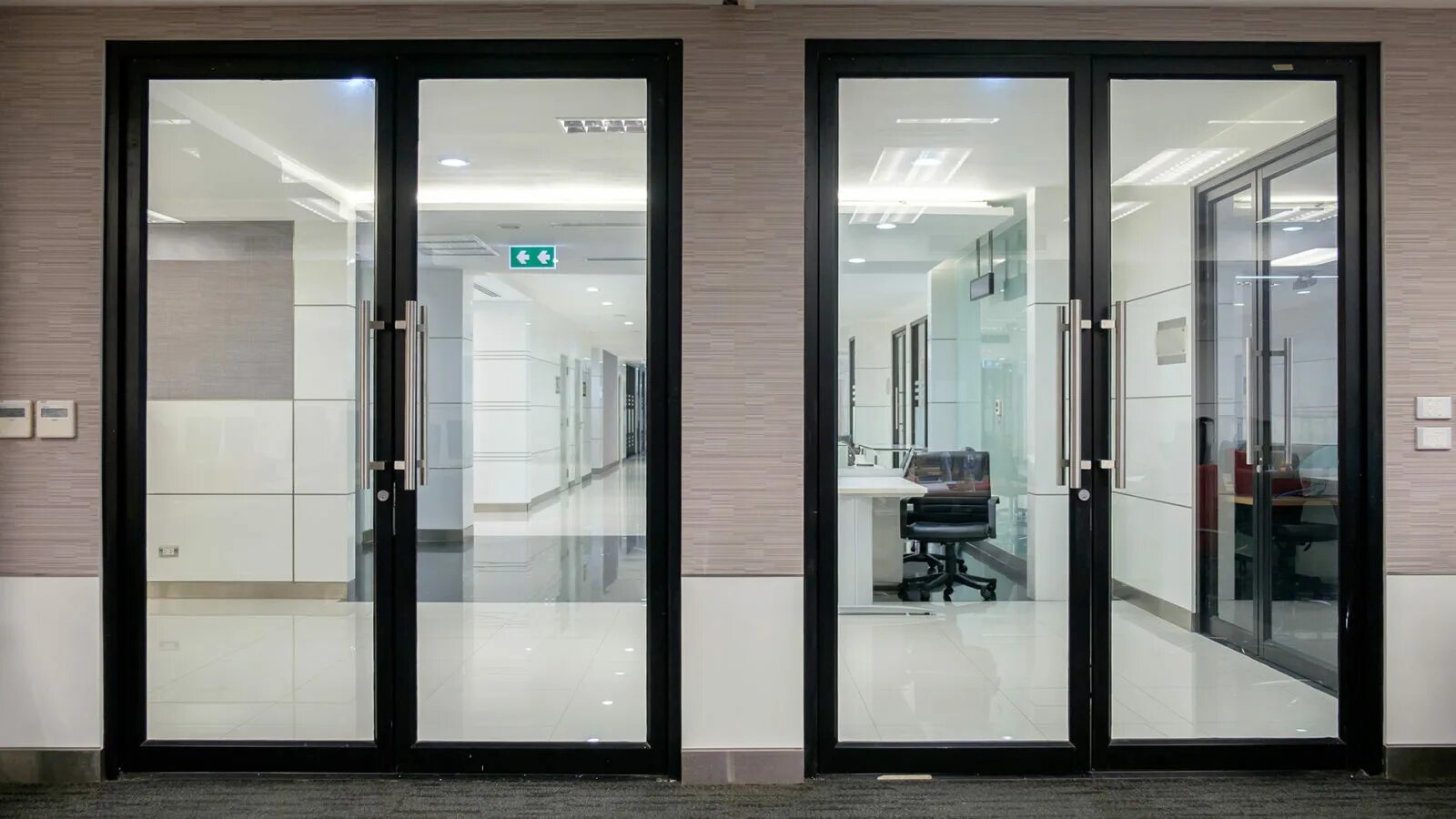Дверь стекло улица. Двери алюминиевые входные ALUTECH. Двери из алюминиевого профиля со стеклом. Алюминиевая дверь со стеклом. Алюминиевые двери со стеклопакетом.