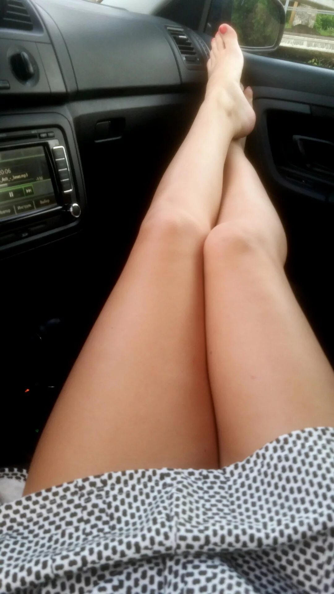 Женские ноги. Ножки в авто. Женские ножки в авто. Женские ножки на торпеде автомобиля.
