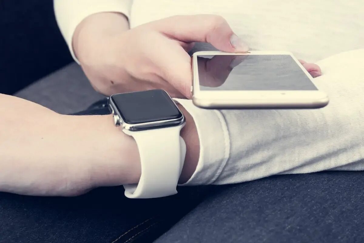 Полировка iwatch. W28 plus iwatch. apple iwatch 6 белый. белые апл вотч на руке. эппл вотч 3 белые на женской руке.