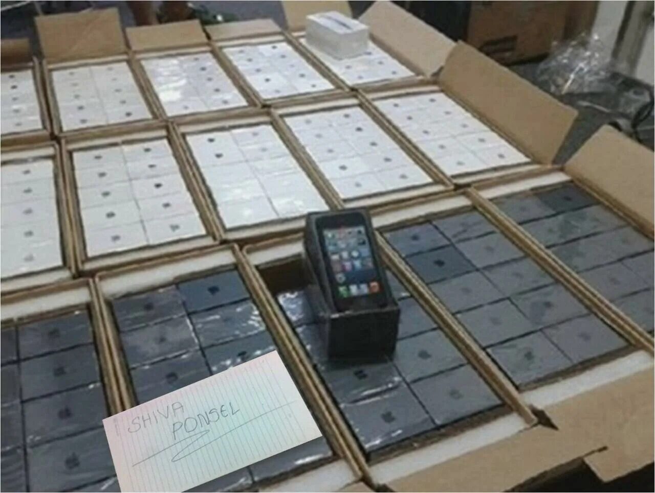 Магазин списанной техники apple за 0. Склад айфонов. Много айфонов. Склад техники Apple. Склад мобильных телефонов.