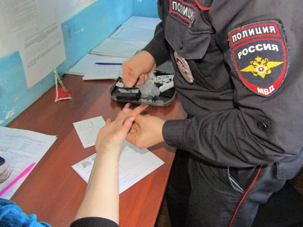 Решение полиции. Дактилоскопия мвд. дактилоскопия сотрудников полиции это. полицейский сканер для дактилоскопии. дактилоскопия в полиции принудительно.