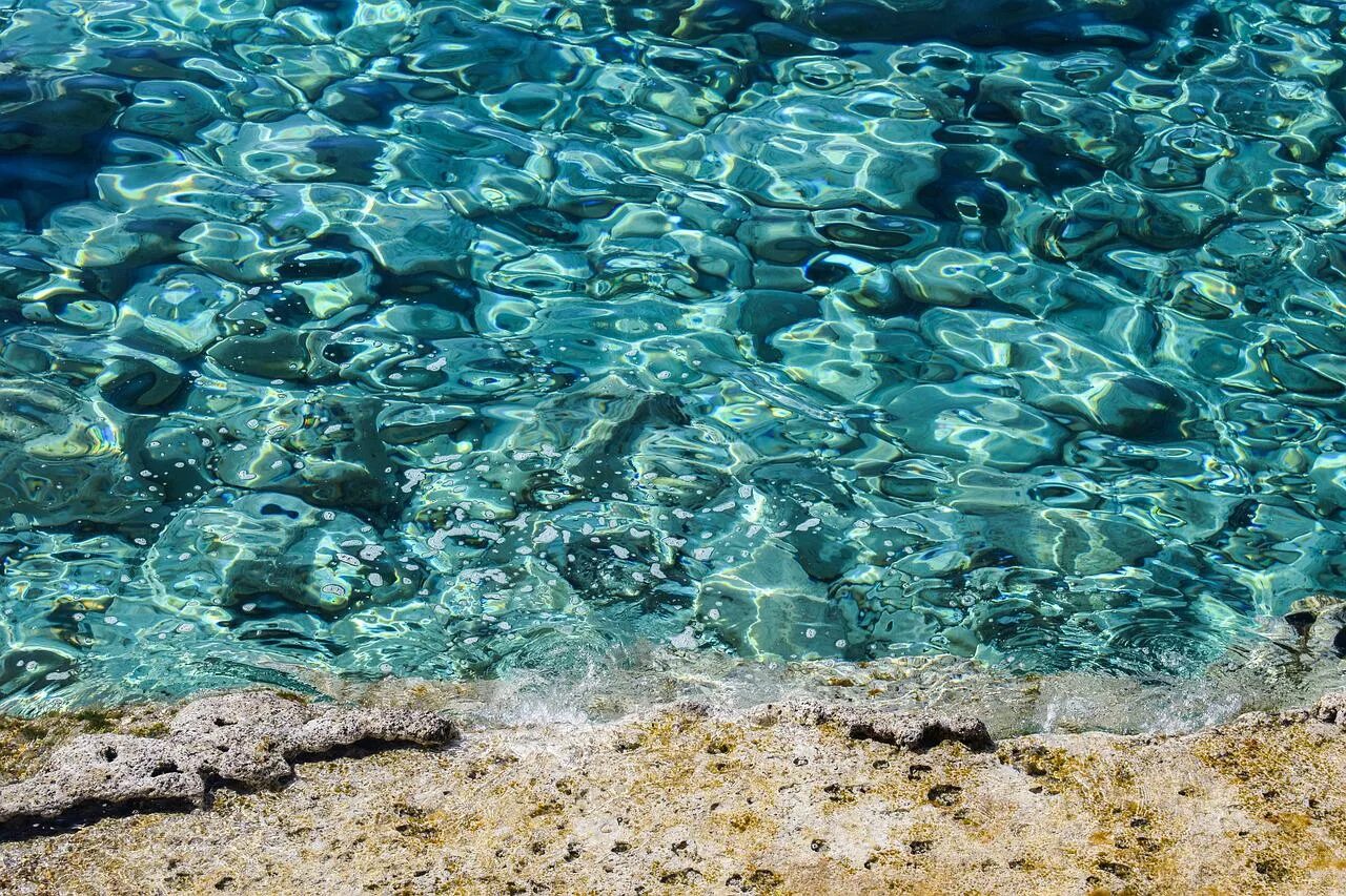 Морская вода запах. Прозрачное море. Прозрачная вода. Прозрачная вода море. Чистая прозрачная вода.