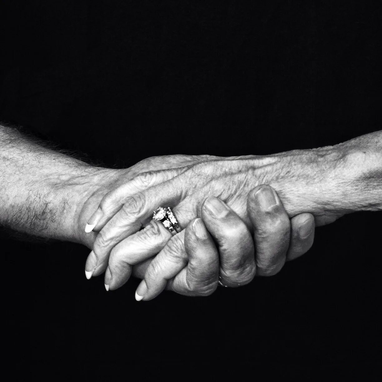 Руки любовь. Бренные руки. Old couple holding hands. Hold old