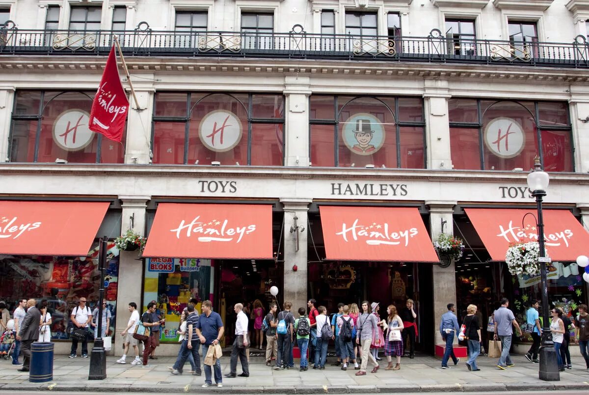Hamleys london. Хамлес магазин игрушек Лондон. Хамлес магазин в Лондоне. ~Хэмлис~ на Риджент-стрит. Магазин Hamleys в Лондоне.