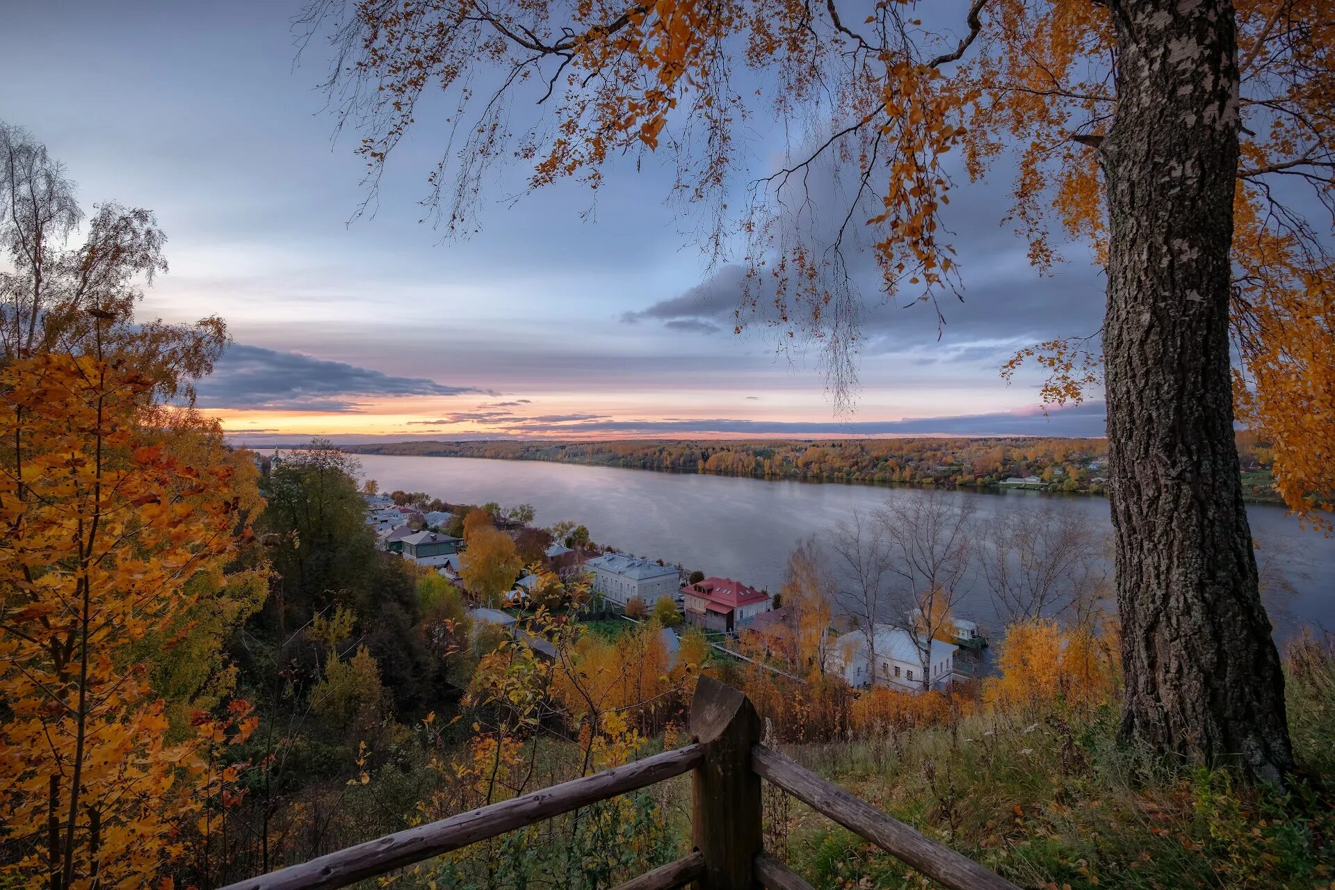 Волга Плес Золотая осень. Волга плёс речные. Река Волга в городе Плёсе. Осенний плёс Ивановская область.