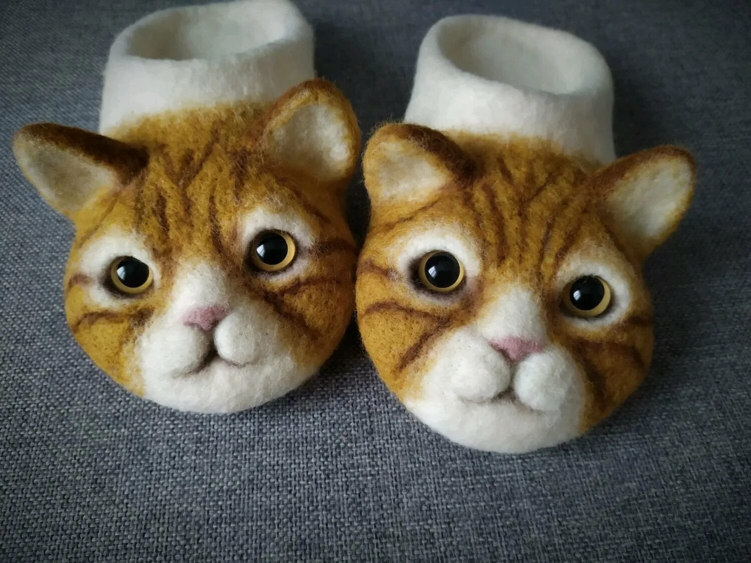 Кот рыжий в тапочках. Тапочки котики. Тапочки коты. Тапки коты. Детские тапочки котики.