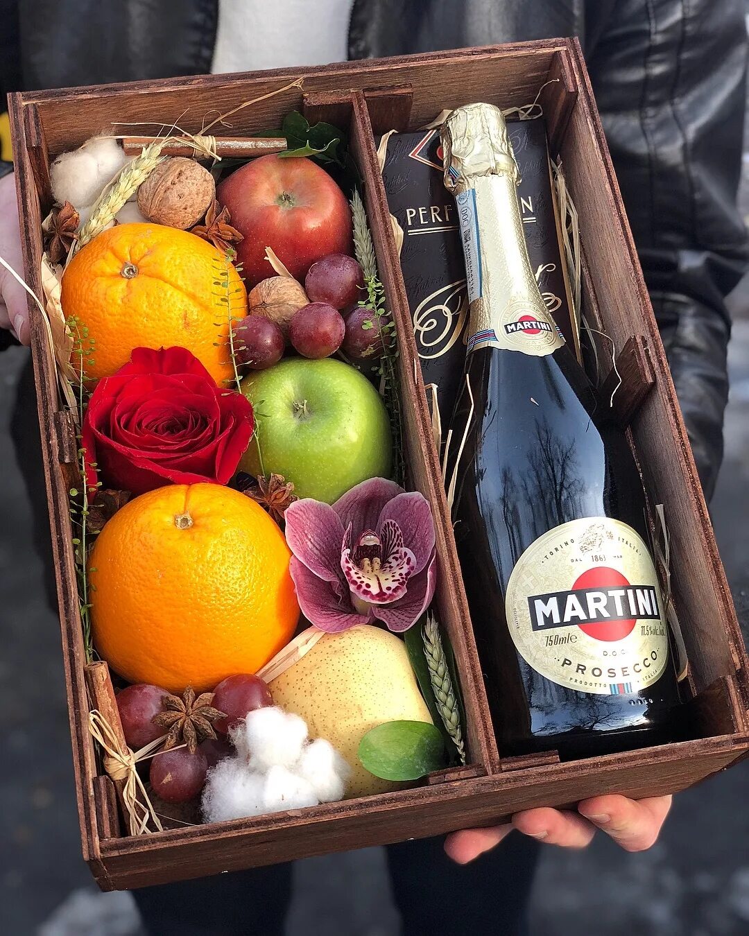 Букет из шампанского и конфет. Подарок с шампанским на новый год. Как упаковать шампанское и коробку конфет. Конфеты в подарок. Корзинка с шампанским и конфетами.