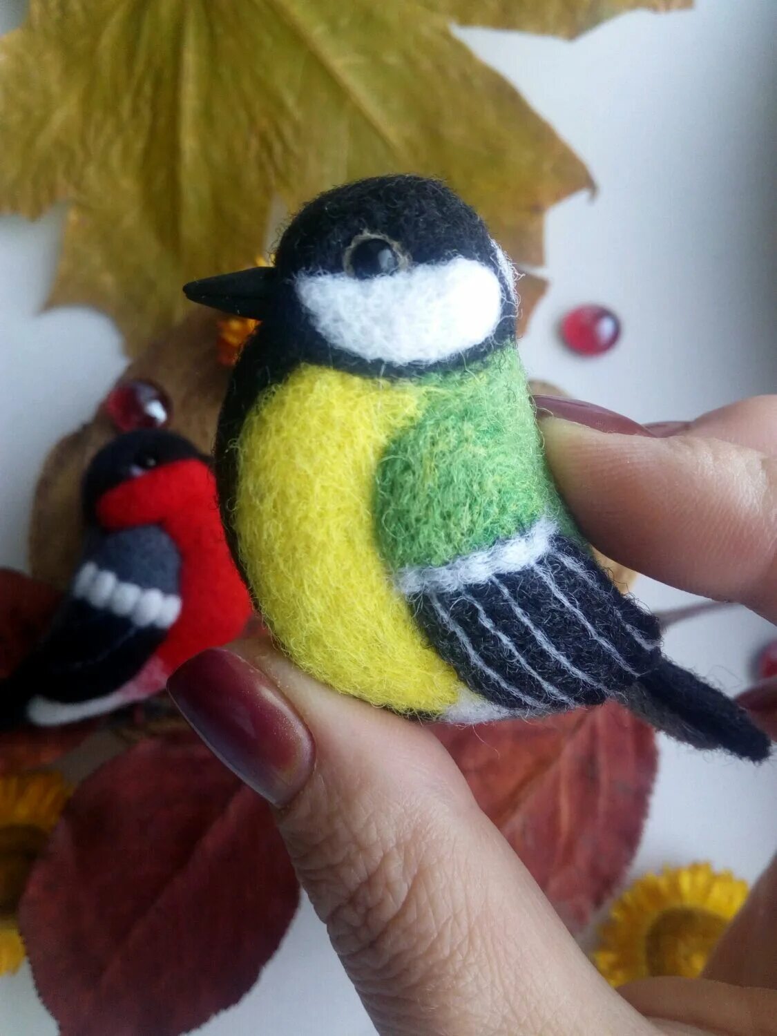 Синички для декора. Брошь синица. Синица из соленого теста. Брошь синичка. Синица из квиллинга.