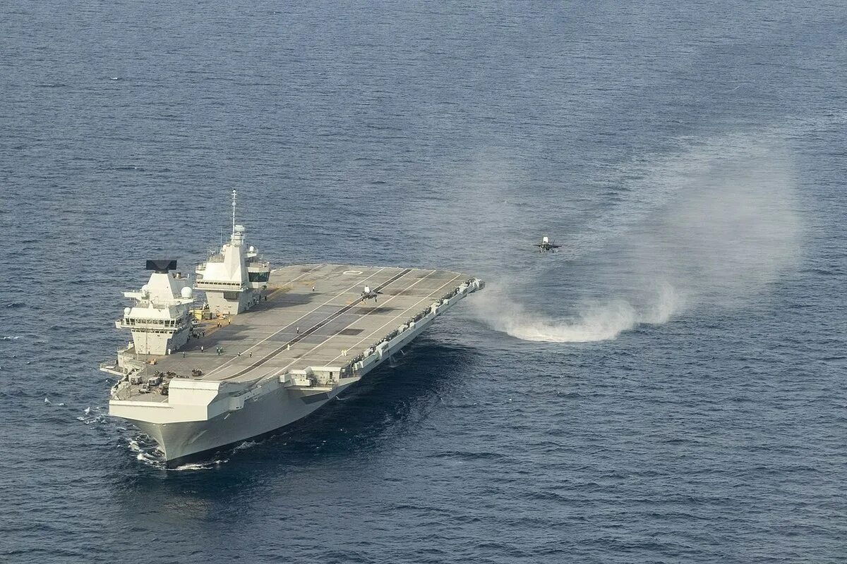 Горит британский авианосец r08 queen elizabeth. Квин элизабет авианосец. авианосец великобритании queen elizabeth. queen elizabeth корабль авианосец. авианосцы типа «куин элизабет».