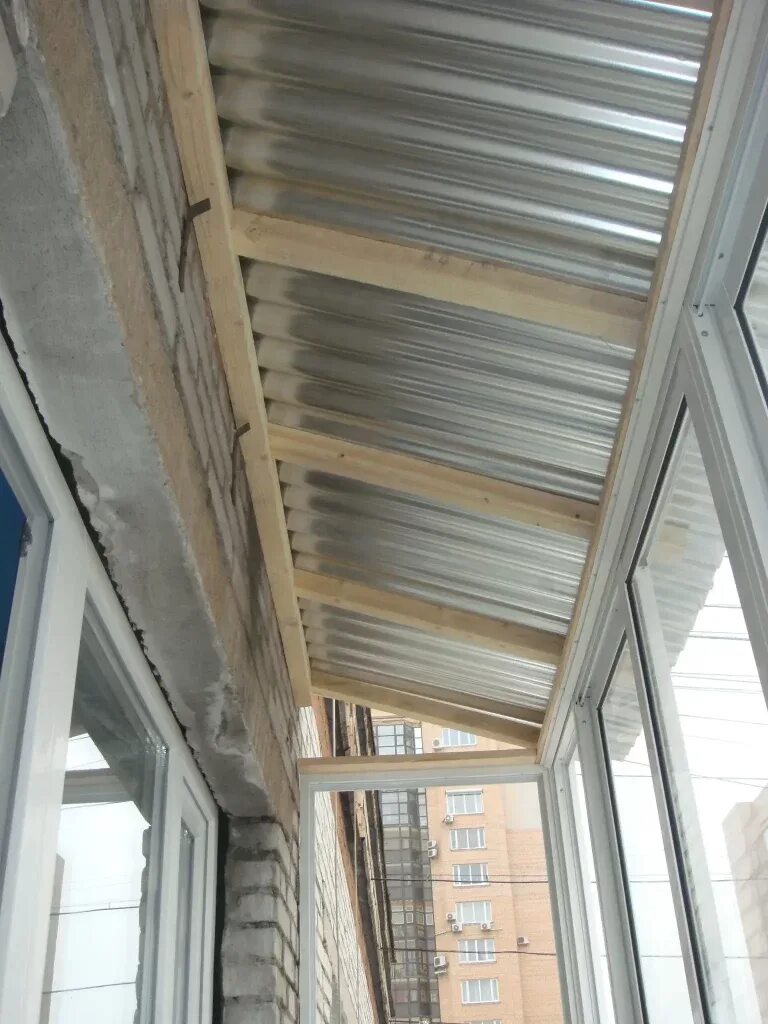 Остекление балкона с крышей. Крыша на балкон москва. Крыша на балкон москва. Алюминиевый балкон с крышей. Крыша на балкон москва.