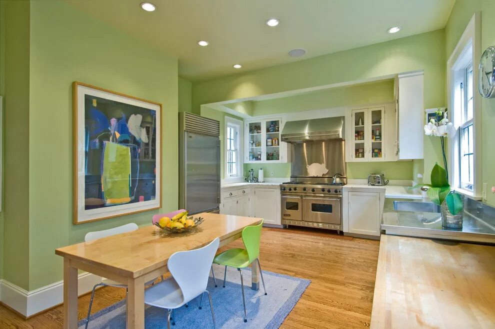 Фисташковые стены на кухне. Кухня с зелеными стенами. Салатовые стены на кухне. Фисташковый цвет стен на кухне.