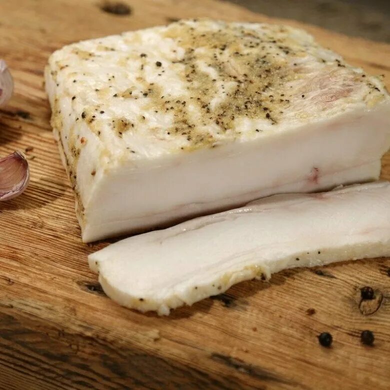 Сало. Сало белое. Сало это продукт. Сало на деревянной доске. Сало.