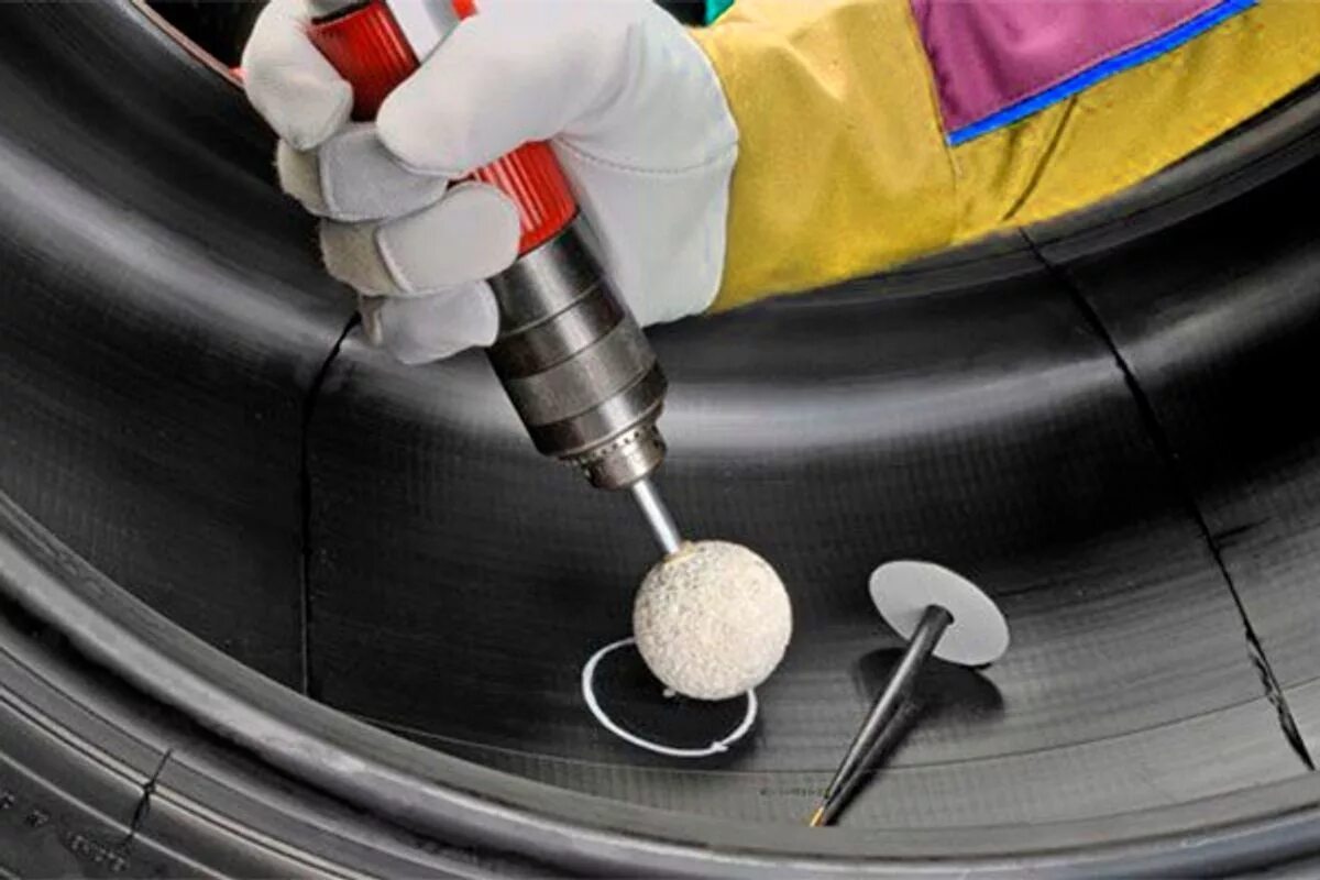 Прокол шины. Покрышка дорожная (бескамерная) tubless risingsun 200x60. Грибок для шин. Переобувка колес. Жгут на шине.