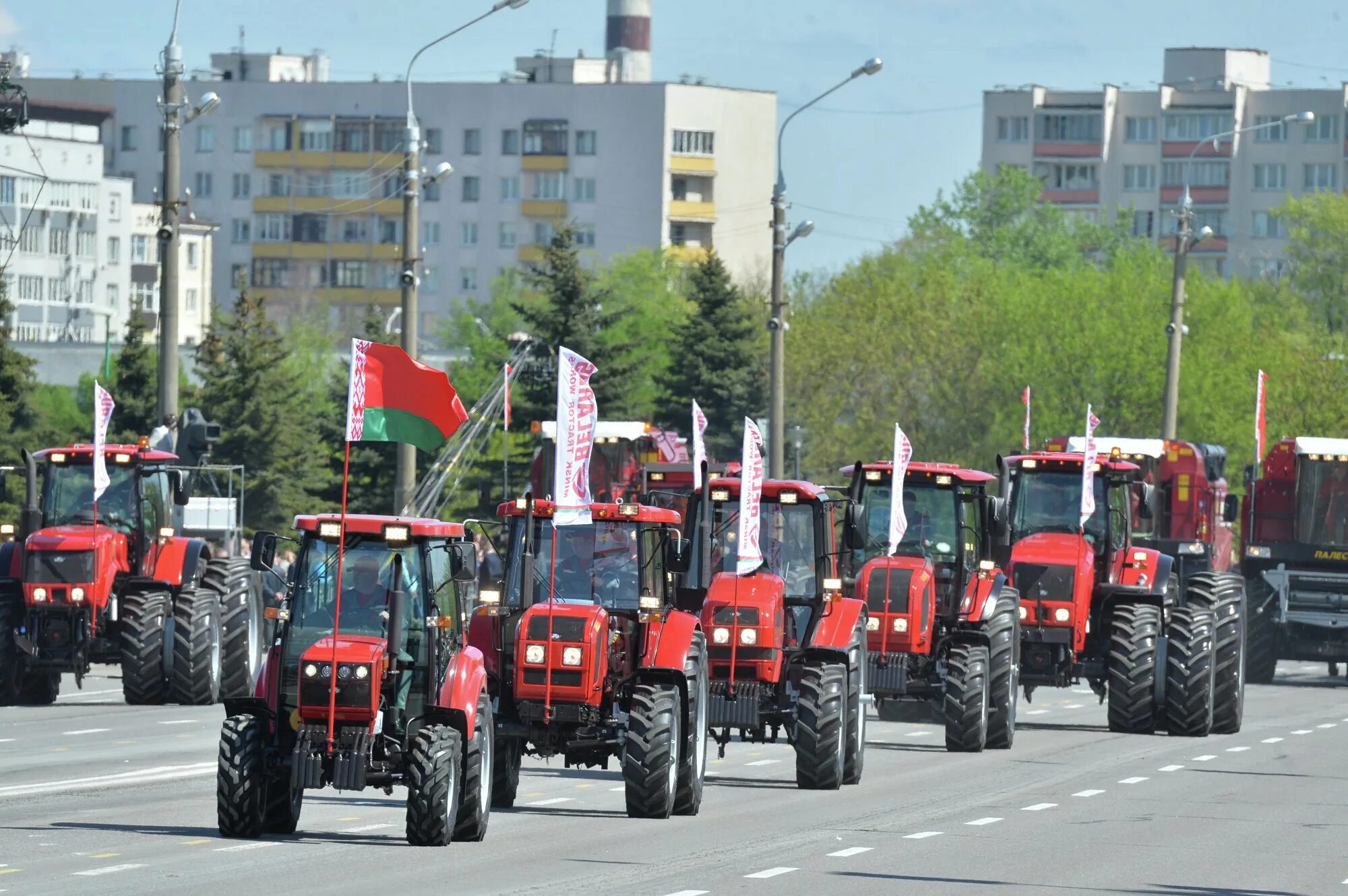 Трактор минского завода. Минский тракторный завод МТЗ. Трактора Минского тракторного завода Белоруссии. Трактора МТЗ Минского завода. Тракторы МТЗ Беларус завод.