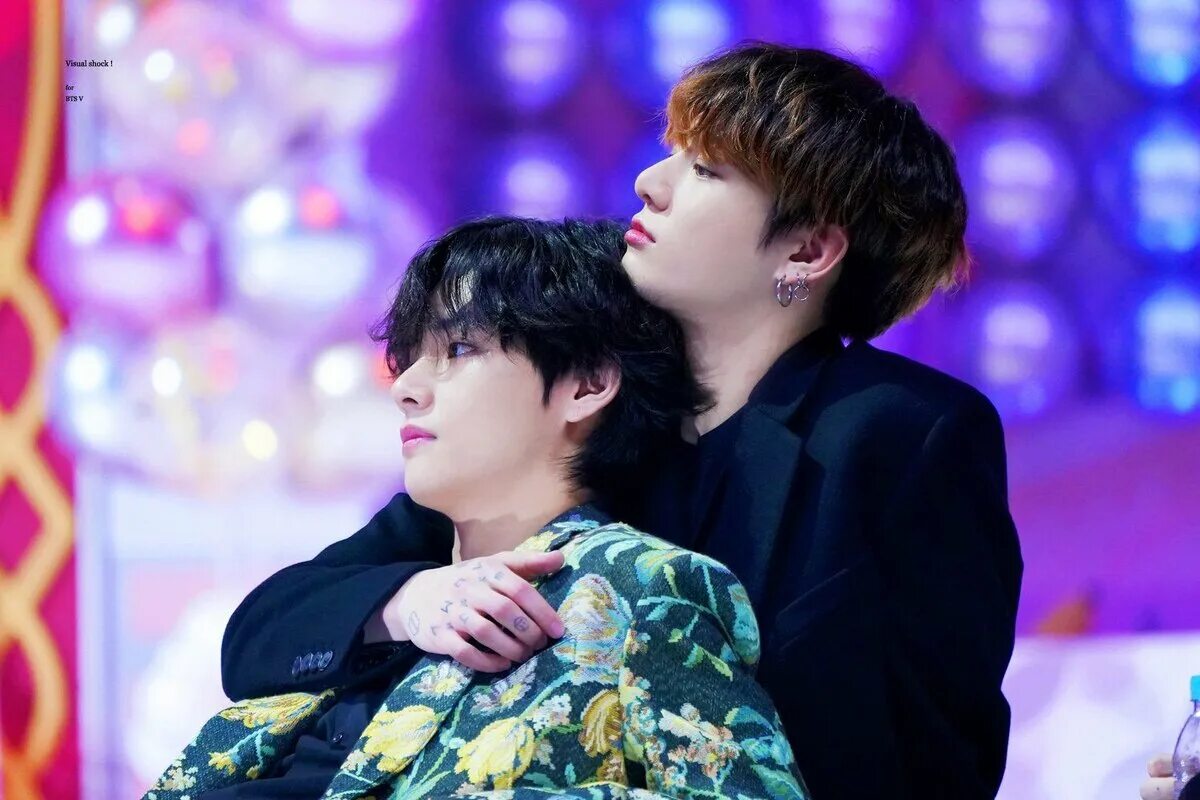 Тэхен и чонгук моменты. Чонгук и Тэхен. BTS taekook. БТС ви и Чонгук. БТС Чонгук Тэхен и Чимин 2020.