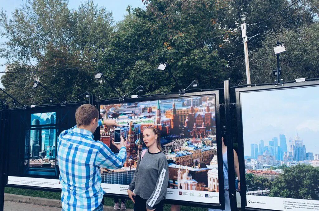 Фото выставки москва. Фотовыставка в москве. выставка фоторабот в москве. фотовыставка под открытым небом. фотовыставка в парке.