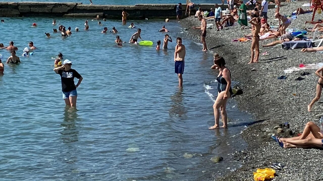 Температура воды в адлере в июне. Черное море пляж. Море в Адлере в сентябре. Пляж в Сочи в августе. Черноморское пляж.