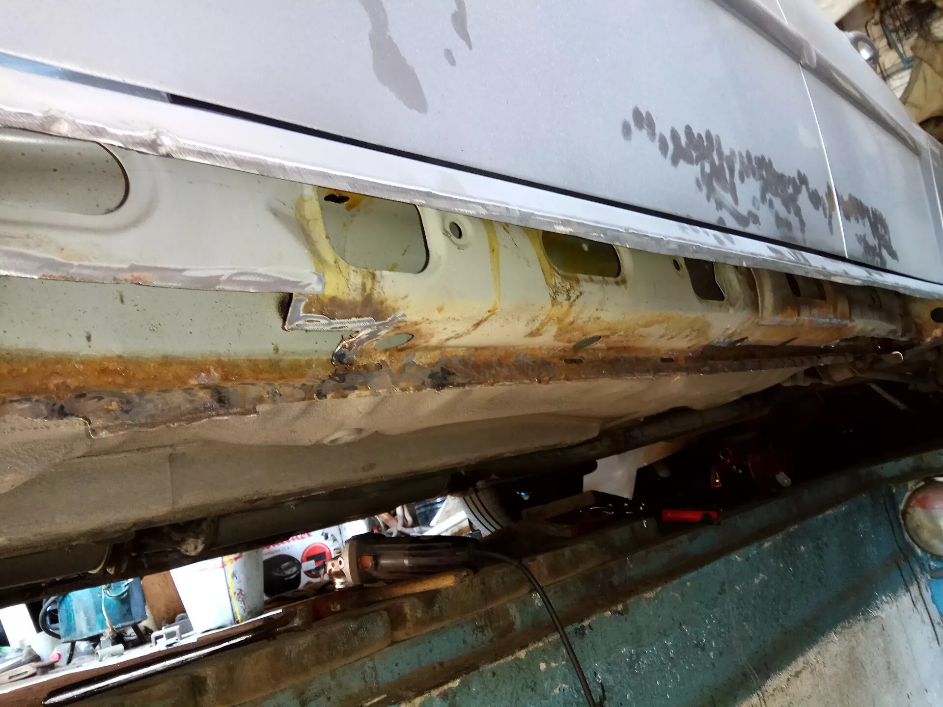 Усилитель порога лачетти хэтчбек. Замена порогов шевроле лачетти. Пороги на шевроле лачетти хэтчбек. Chevrolet lacetti порог антигравий. Переварка порогов лачетти.